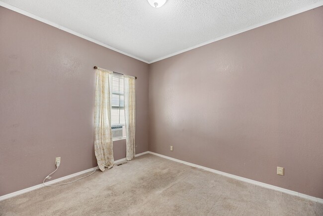 Building Photo - Charming 2 Bed 1 Bath - 2 weeks FREE!