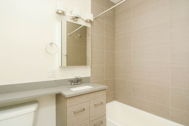 Building Photo - 811 Elm St