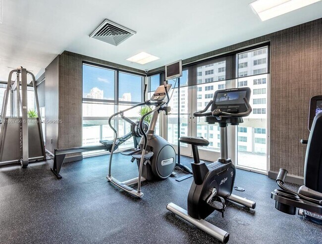 Building Photo - 950 Brickell Bay Dr