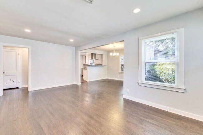Building Photo - 1201 W 40th St