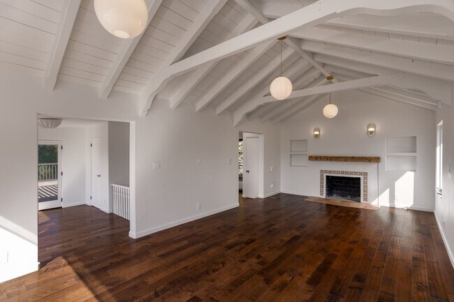 Building Photo - Charming Spanish Style Home in Silver Lake...