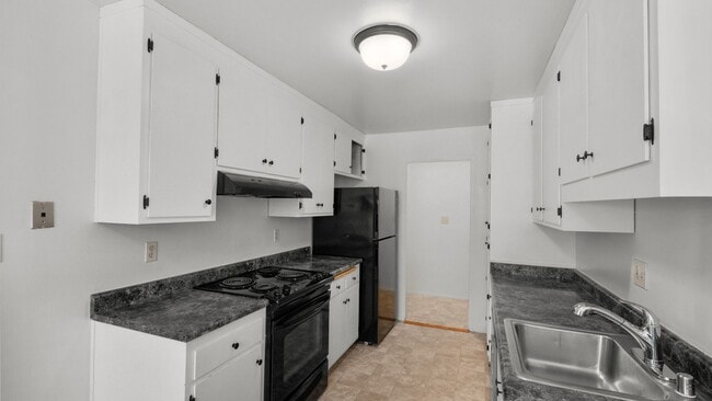 Building Photo - 3bed/2bath home available now!