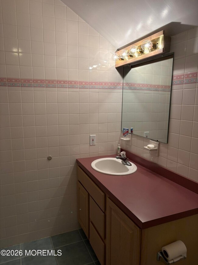 Building Photo - 506 S Bayview Ave