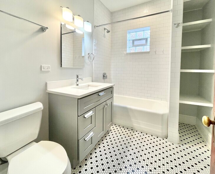 Building Photo - 2652 N Harding Ave