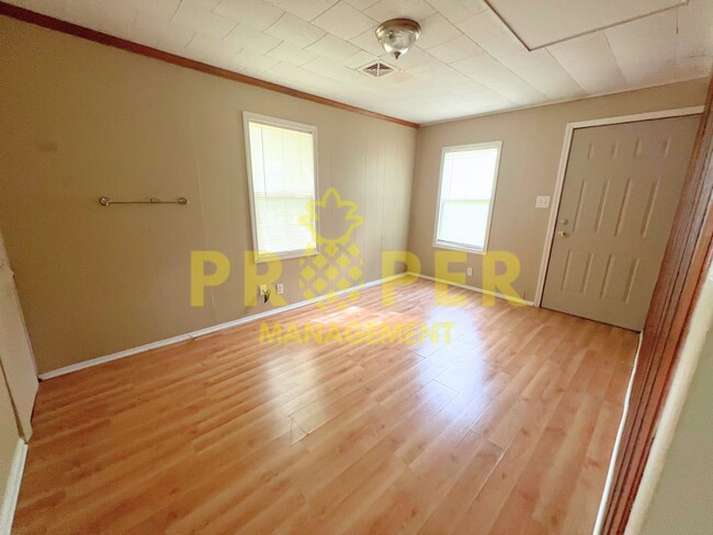 Building Photo - 2 bedrooms 1 bathroom house