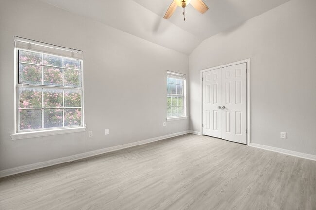 Building Photo - Spacious 3 Bed, 2.5 Bath in Prime Lakeway Location