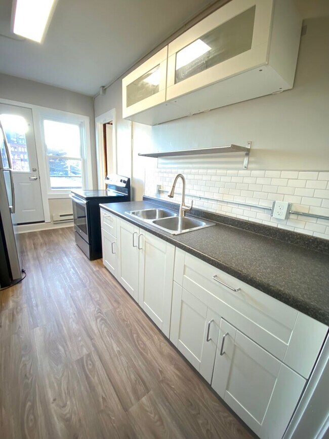 Building Photo - Available August 1st - 2 Bed 1 Bath, Bonus...
