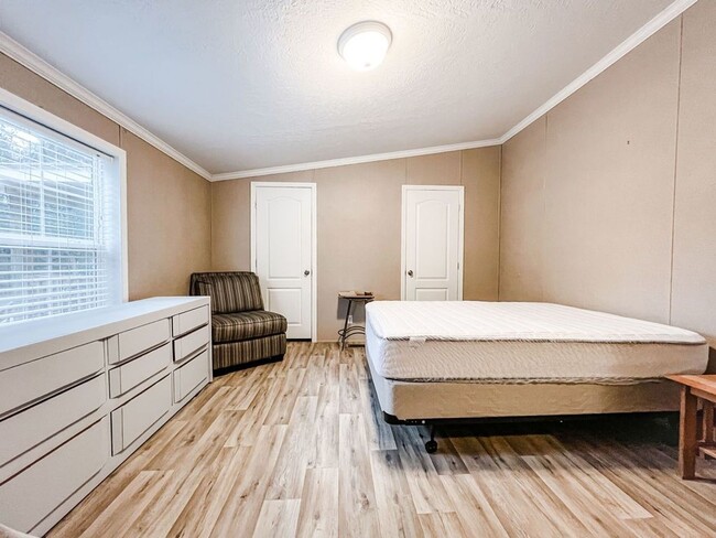 Building Photo - LOCATION! 5 mins from Carolina Beach bridg...