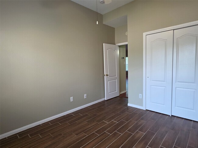 Building Photo - 7002 Plaza Del Sol Dr