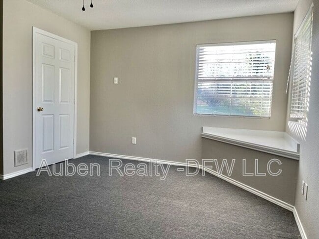 Building Photo - 206 Honey Bee Dr