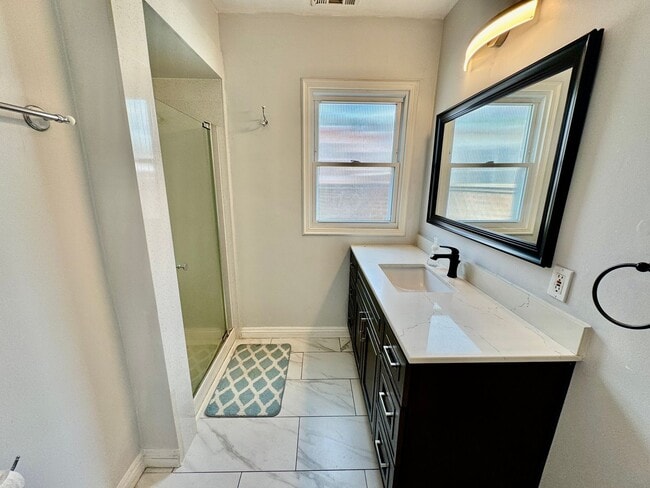 Building Photo - Remodeled 3Bed/2Bath Home in San Leandro –...