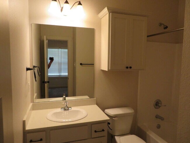 Building Photo - Beautiful Home Located Near Texas Tech University!