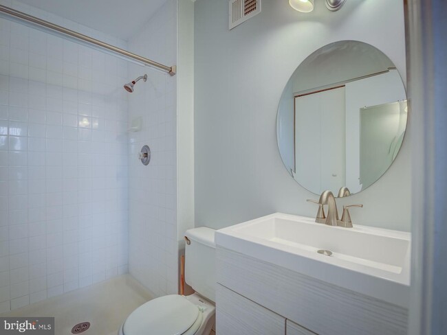 Building Photo - 8203 Stationhouse Ct