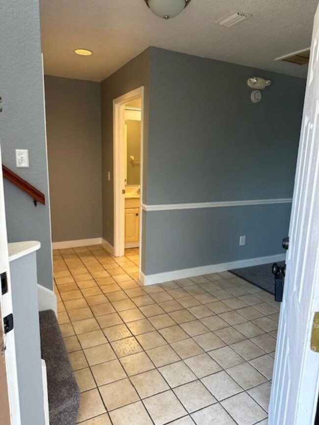 Building Photo - Spacious Townhome  with Stunning Water Views