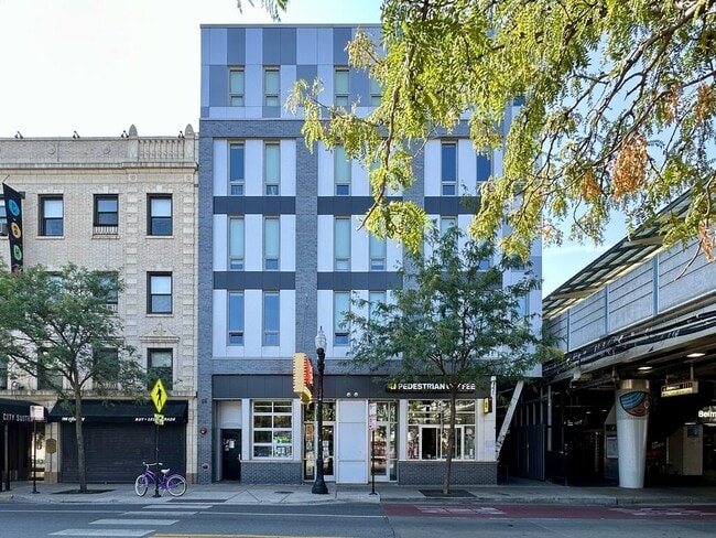 Building Photo - 941 W Belmont Ave