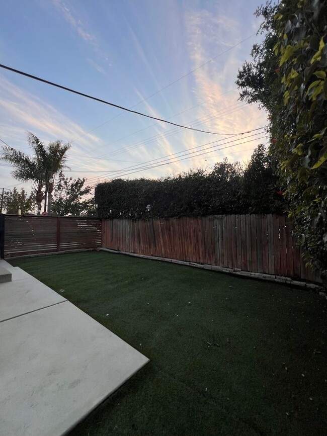 Building Photo - Cozy Cottage with large fenced yard, patio