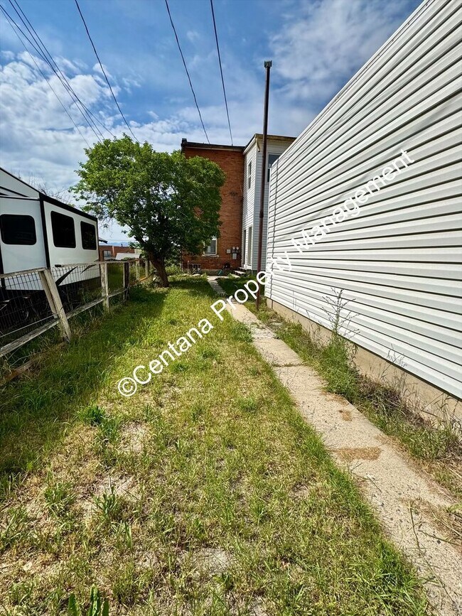 Building Photo - 909-911 Antimony
