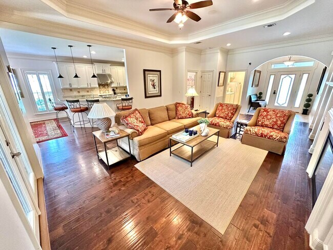 Building Photo - 206 E Pinehurst Dr
