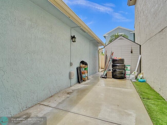 Building Photo - 3727 NW 107th Terrace