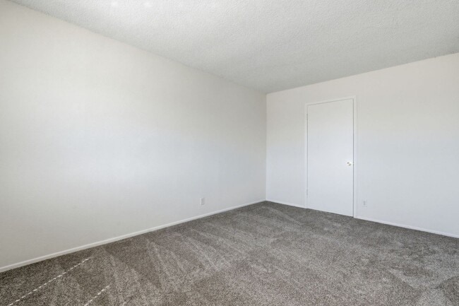 Building Photo - Ready to Move In - Two Bedrooms!