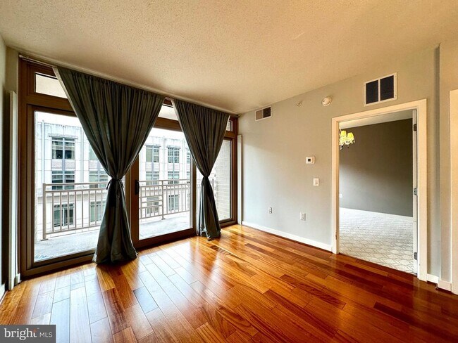 Building Photo - 888 N Quincy St