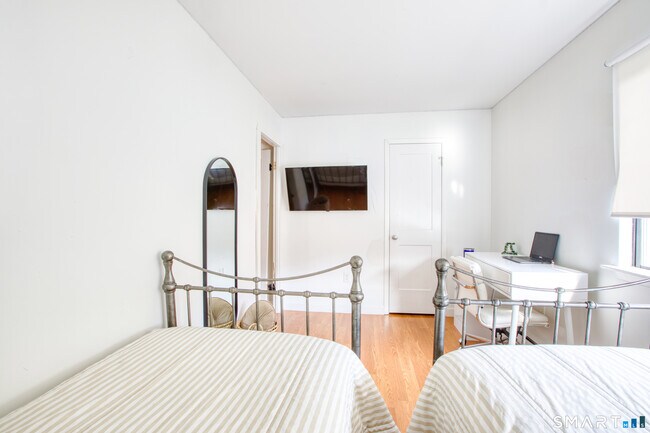 Building Photo - 60 Lawn Ave