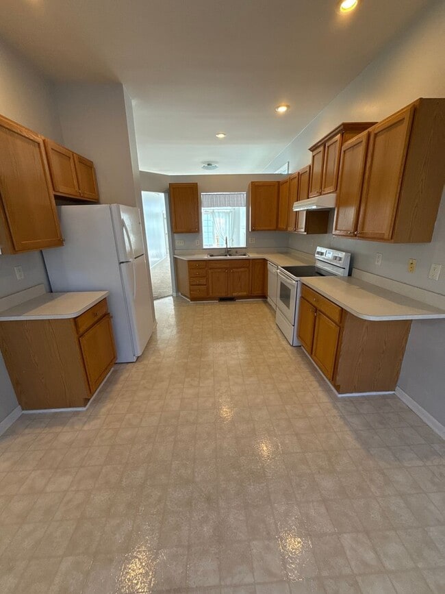 Building Photo - 3 Bed 2 Bath