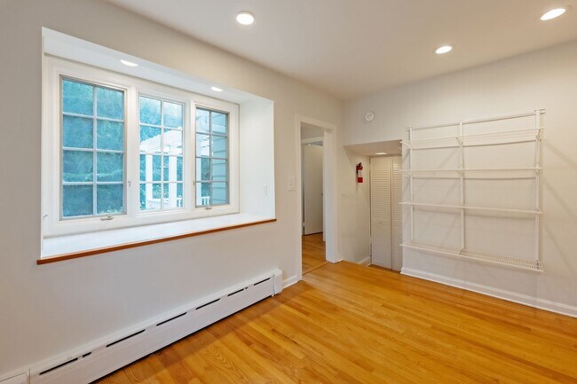 Building Photo - 4BR 3.5 BA Chevy Chase Gem is Move-in Read...