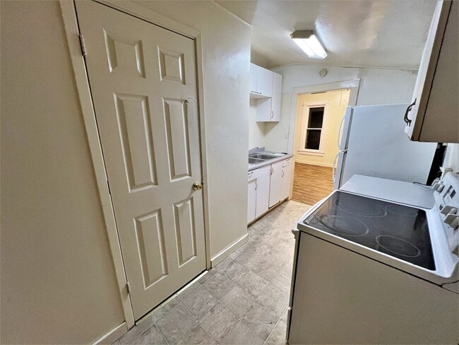 Building Photo - 208 E 10th- 2 bedroom house