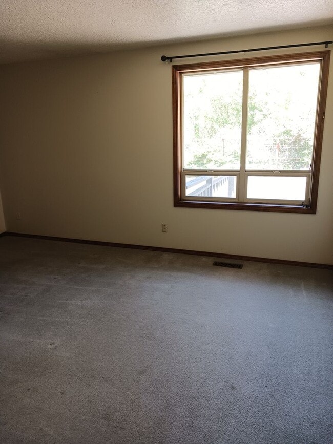 Building Photo - 708 Highland Dr