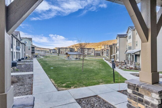 Building Photo - Wasatch Springs Gem