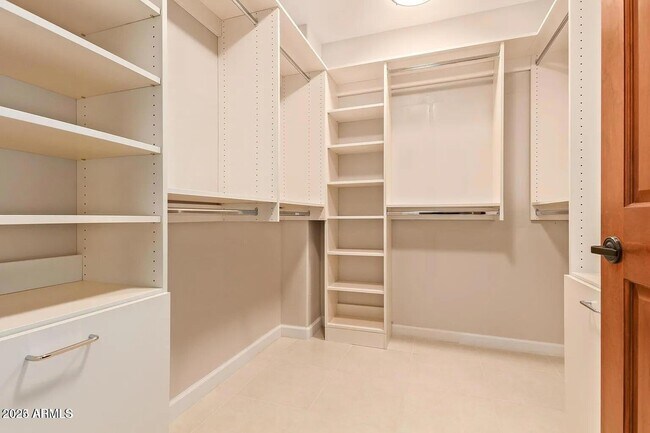 Building Photo - 4909 N Woodmere Fairway