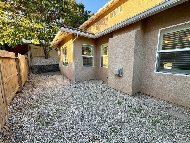 Building Photo - Beautiful 3 Bedroom 2.5 Bathroom Single Fa...