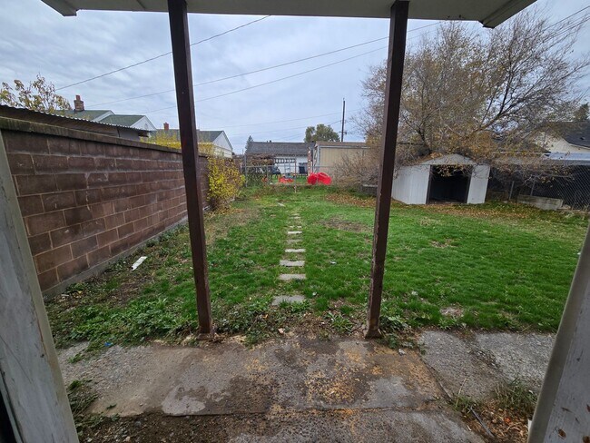 Building Photo - Northside Spokane! Available Now! Move In Special!!