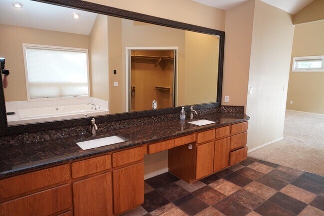 Building Photo - 1394 E Holly St