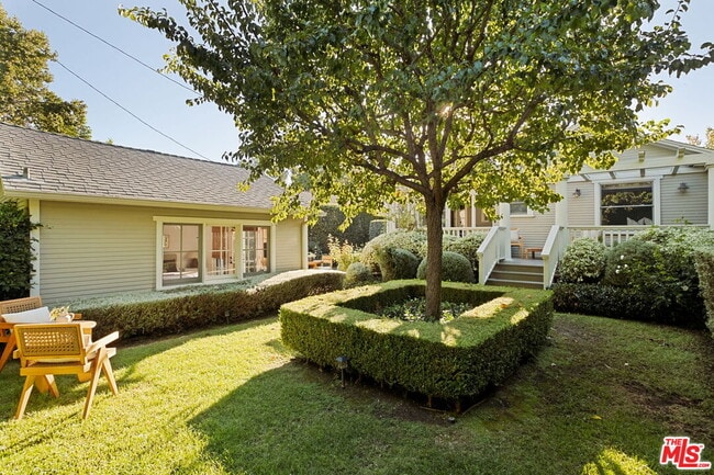 Building Photo - 1438 N Orange Grove Ave