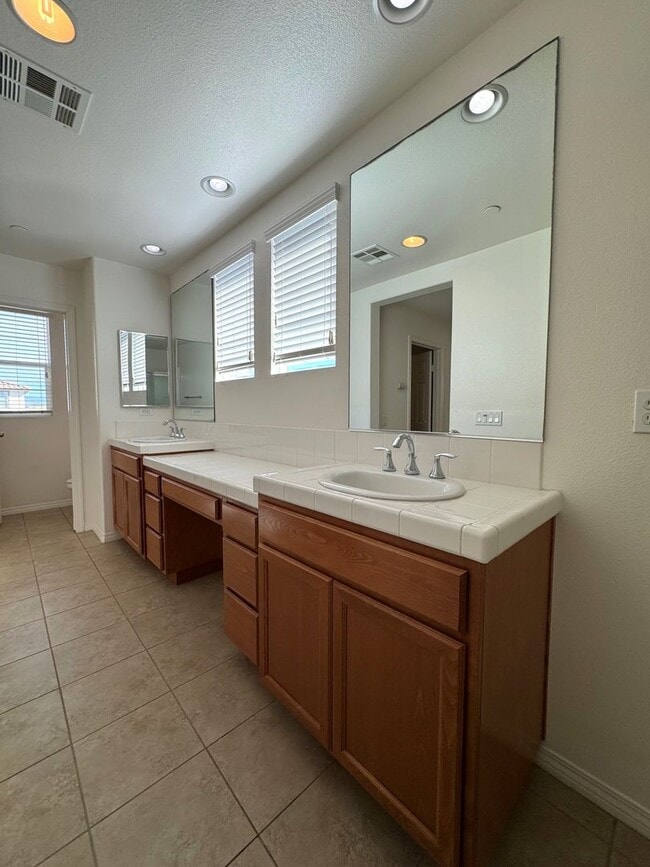 Building Photo - Riverpark Townhome