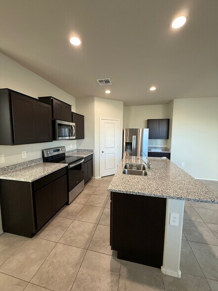 Kitchen - 5286 E Gummite Dr