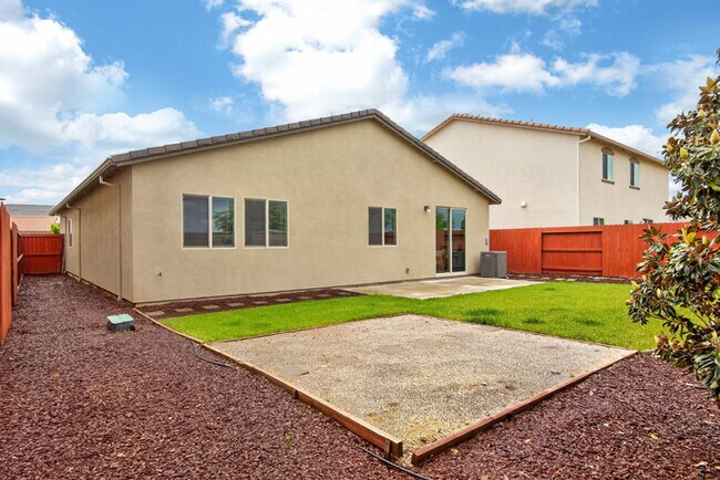 Building Photo - Gorgeous West Roseville Solar Home