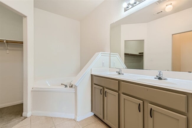 Building Photo - HUGE 5 BEDROOM HOME FOR RENT IN LUCKEY RAN...