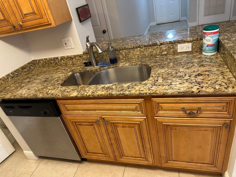 Kitchen - 7405 Vista Way