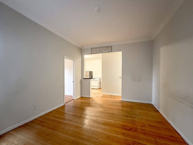 Building Photo - 917 W Waveland Ave