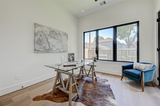 Building Photo - 1506 W 43rd St