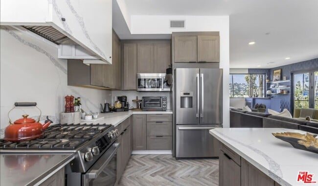 Building Photo - 137 N Doheny Dr