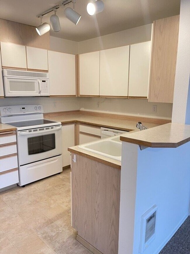 Building Photo - Beautiful 2 Bath Condo for Rent in the Hea...