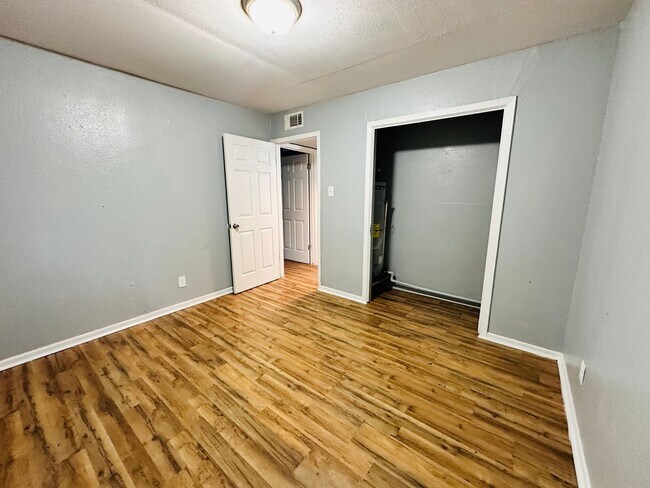 Building Photo - 407 W AVENUE E.
