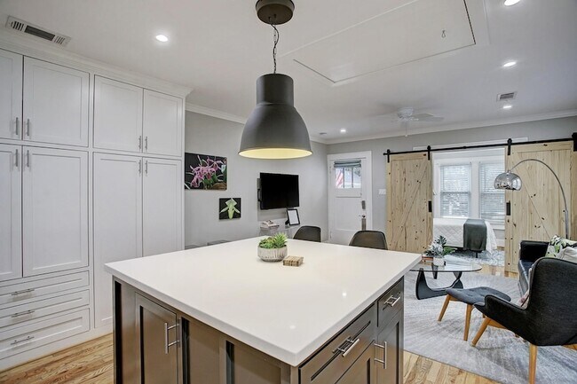 Building Photo - 127 Payne St