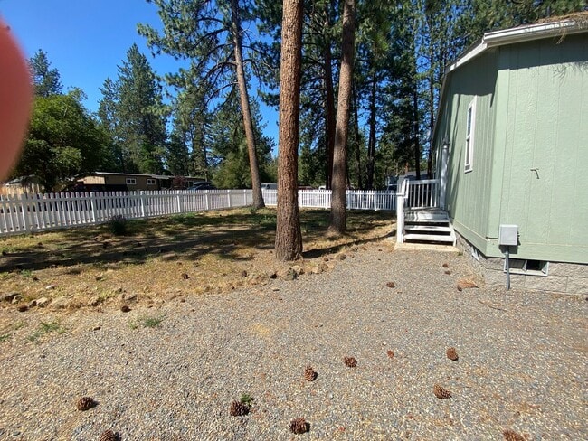 Building Photo - Cute and Cozy Home in SW Bend, Large, full...