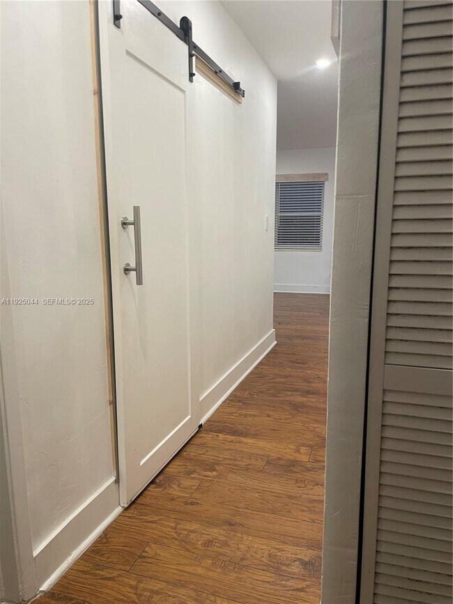 Building Photo - 705 E 9th Ct