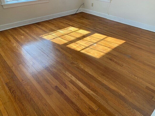 Building Photo - Duplex located close to UK, Downtown or St...